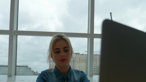Kvinna Som Arbetar Laptop Café Den Blonda Flickan Tycker Att — Stockvideo
