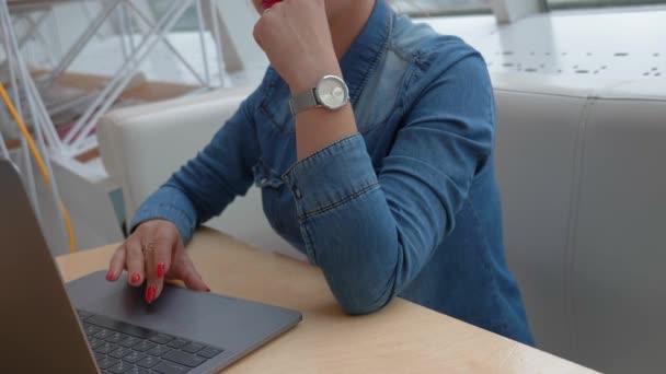 Bir Kız Kırmızı Manikür Ile Bir Dizüstü Bilgisayarda Metin Yazma — Stok video