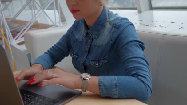 Una Chica Con Manicura Roja Está Escribiendo Texto Portátil — Vídeo de stock