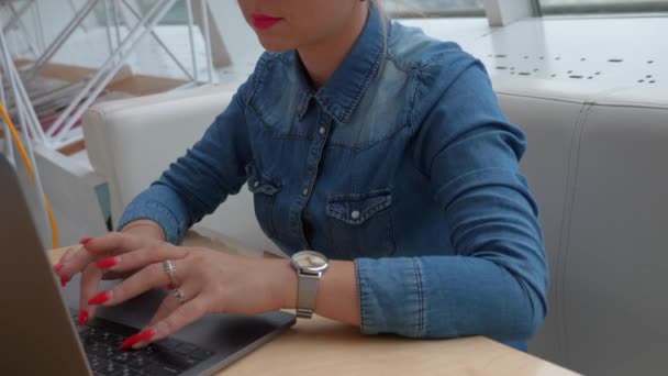 Una Chica Con Manicura Roja Está Escribiendo Texto Portátil — Vídeos de Stock
