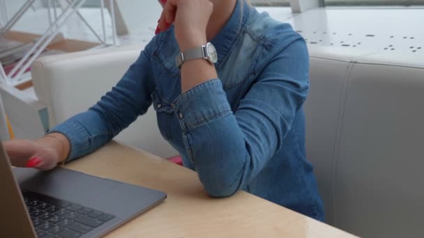 Una Chica Con Manicura Roja Está Escribiendo Texto Portátil — Vídeos de Stock