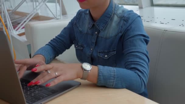 Una Chica Con Manicura Roja Está Escribiendo Texto Portátil — Vídeo de stock