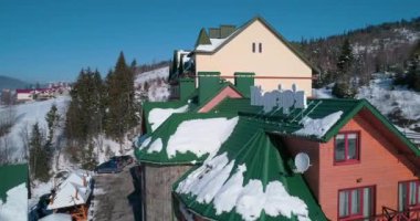 Hotel Podgorye. 5 Mart 2018. Bukovel. Ukrayna. Havadan görünümü, dağlarda bir bina. Karpatlar. Kış. Kar.