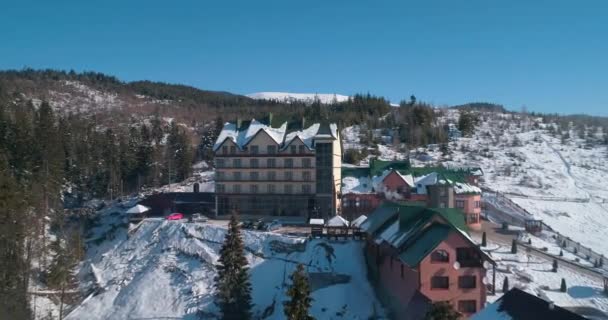 Hotel Podgorye Március 2018 Bukovel Ukrajna Légifelvételek Épület Hegyekben Kárpátok — Stock videók