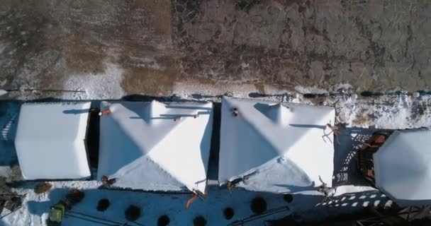 Vista Aérea Uma Casa Nas Montanhas Cárpatos Neve Inverno Bukovel — Vídeo de Stock