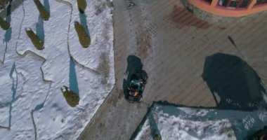 Hotel Podgorye. 5 Mart 2018. Bukovel. Ukrayna. Quad bisiklet sürücüleri dağdan aşağı. Havadan görünümü. Bina. Karpatlar. Kış. Kar.