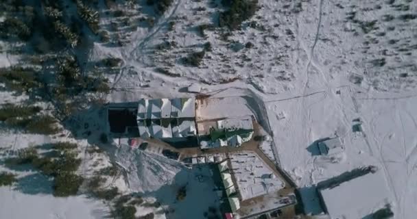 Vista Aérea Una Casa Las Montañas Cárpatos Nieve Invierno Bukovel — Vídeos de Stock