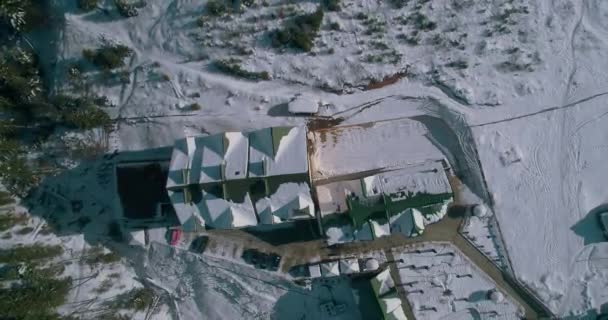 Vista Aérea Una Casa Las Montañas Cárpatos Nieve Invierno Bukovel — Vídeo de stock