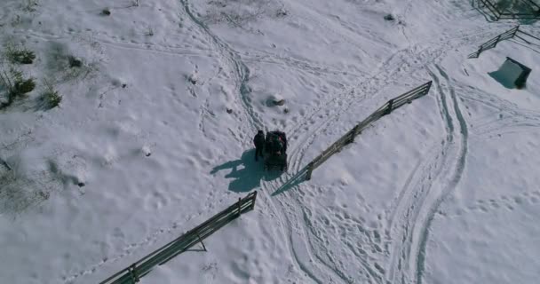 Τύπος Που Κάθεται Ένα Quad Bike Εναέρια Άποψη Χειμώνα Χιόνι — Αρχείο Βίντεο