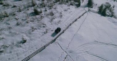 Dört kiralama iki adam karda dağlarda at binme. Havadan görünümü. Karpatlar. Bukovel. Ukrayna.