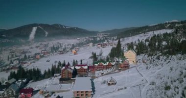 Hotel Podgorye. 5 Mart 2018. Bukovel. Ukrayna. Havadan görünümü, dağlarda bir bina. Karpatlar. Kış. Kar.