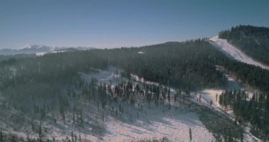 Havadan görünümü Dağları nın. Karpatlar. Mavi gökyüzü. Kış. Kar. Bukovel. Ukrayna.