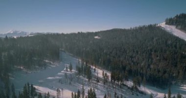 Havadan görünümü Dağları nın. Karpatlar. Mavi gökyüzü. Kış. Kar. Bukovel. Ukrayna.