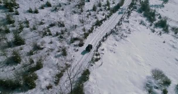 Quad Bike Com Dois Caras Andando Pela Neve Nas Montanhas — Vídeo de Stock