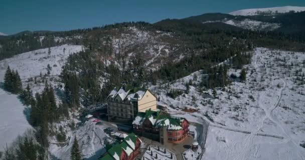 ホテル Podgorye 2018 ブコヴェリ ウクライナ 山の中の建物の空撮 カルパティア山脈 — ストック動画