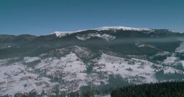 Flygfoto Över Bergen Karpaterna Byn Byggnaden Blå Himmel Vintern Snö — Stockvideo