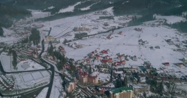Dağların köyde hava görünümünü. Karpatlar. Bina. Kış. Kar. Bukovel. Ukrayna.