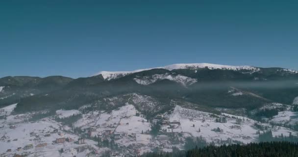 Flygfoto Över Bergen Karpaterna Byn Byggnaden Blå Himmel Vintern Snö — Stockvideo