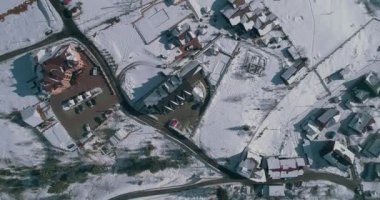 Dağlarda binaların çatıları hava görünümünü. Kış. Kar. Karpatlar. Bukovel. Ukrayna.