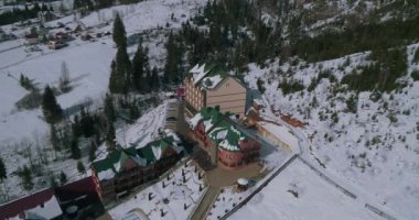Hotel Podgorye. 5 Mart 2018. Bukovel. Ukrayna. Havadan görünümü, dağlarda bir bina. Karpatlar. Kış. Kar.