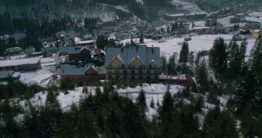 Havadan görünümü bir evin dağlarda. Karpatlar. Kar. Kış. Bukovel. Ukrayna.