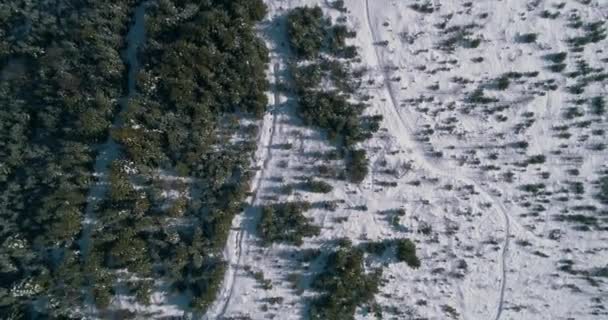 Αεροφωτογραφία Από Τις Στέγες Των Κτιρίων Στα Βουνά Χειμώνα Χιόνι — Αρχείο Βίντεο