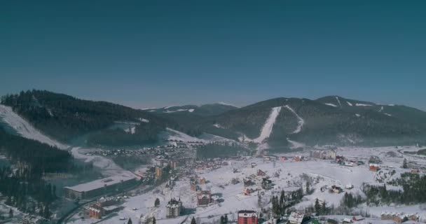 Flygfoto Över Bergen Karpaterna Byn Byggnaden Blå Himmel Vintern Snö — Stockvideo