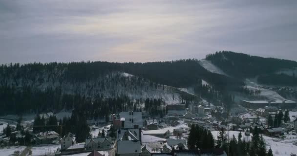 Flygfoto Över Bergen Karpaterna Byn Byggnaden Grå Himmel Vintern Snö — Stockvideo