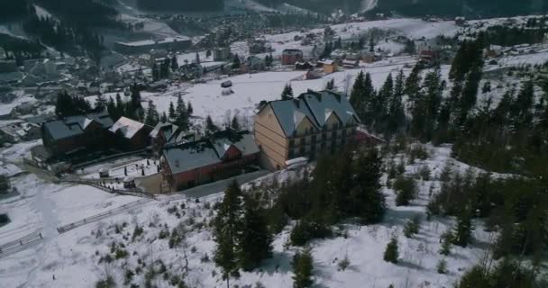 Vista Aérea Una Casa Las Montañas Cárpatos Nieve Invierno Bukovel — Vídeos de Stock