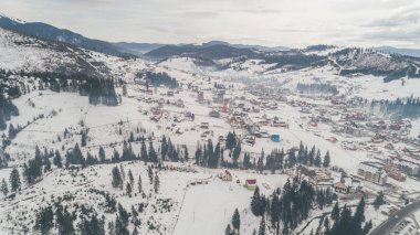 Havadan görünümü Dağları nın. Karpatlar. Bukovel. Köy. Kış. Kar. Orman. Ağaçlar