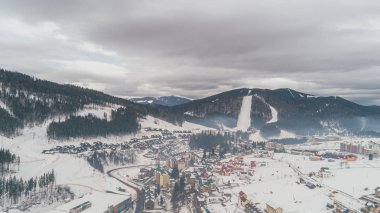 Havadan görünümü Dağları nın. Karpatlar. Bukovel. Köy. Kış. Kar. Orman. Ağaçlar
