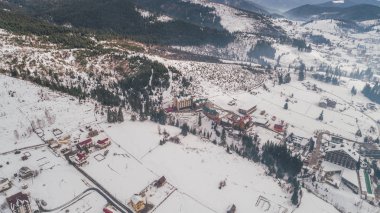 Dağlarda binaların havadan görünümü. Bukovel. Karpatlar. Kış. Kar.