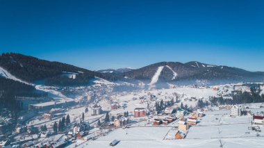 Havadan görünümü Dağları nın. Karpatlar. Bukovel. Köy. Kış. Kar. Orman. Ağaçlar