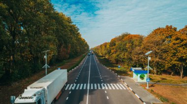 Ukrayna'da yeni yolun havadan görünümü. Sonbahar. Yol işaretleme.