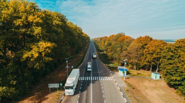 Ukrayna'da yeni yolun havadan görünümü. Sonbahar. Yol işaretleme.