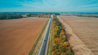 Ukrayna'da yeni yolun havadan görünümü. Sonbahar. Yol işaretleme.