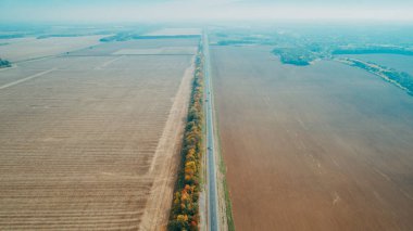 Ukrayna'da yeni yolun havadan görünümü. Sonbahar. Yol işaretleme.