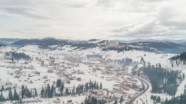 Widok Lotu Ptaka Góry Karpat Bukovel Wieś Zimą Śnieg Lasu — Zdjęcie stockowe
