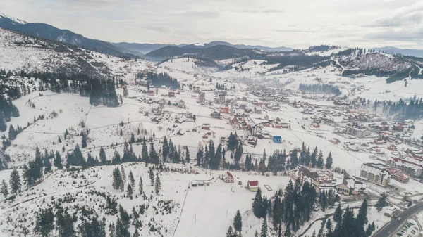 Widok Lotu Ptaka Góry Karpat Bukovel Wieś Zimą Śnieg Lasu — Zdjęcie stockowe