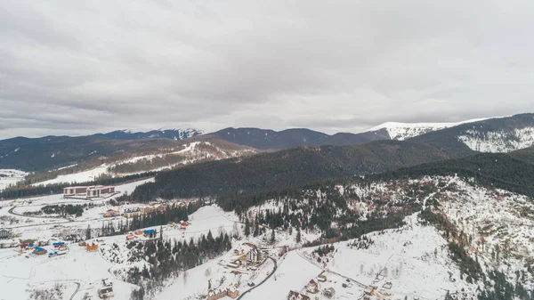 Vista Aérea Das Montanhas Bukovel Cárpatos Neve Inverno Floresta Árvores — Fotografia de Stock