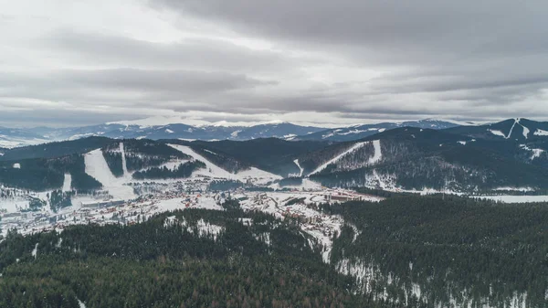 Vista Aérea Das Montanhas Cárpatos Bukovel Aldeia Inverno Neve Floresta — Fotografia de Stock