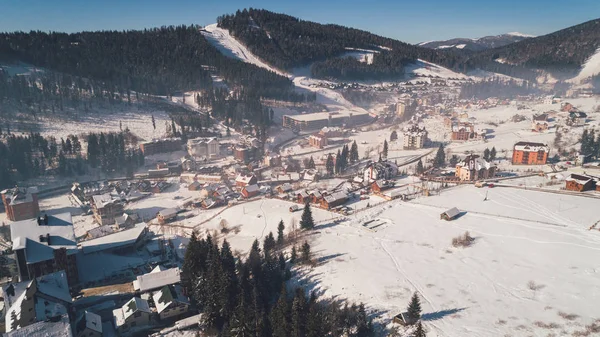 Vista Aérea Das Montanhas Cárpatos Bukovel Aldeia Inverno Neve Floresta — Fotografia de Stock