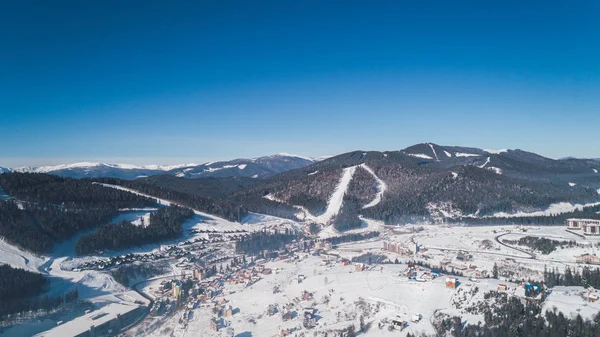 Vista Aérea Das Montanhas Cárpatos Bukovel Aldeia Inverno Neve Floresta — Fotografia de Stock