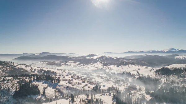 Vista Aérea Das Montanhas Cárpatos Bukovel Aldeia Inverno Neve Floresta — Fotografia de Stock