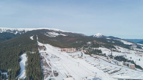 Vista Aérea Das Montanhas Cárpatos Bukovel Aldeia Inverno Neve Floresta — Fotografia de Stock