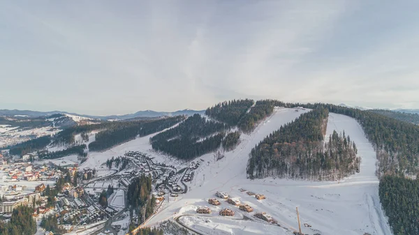 Vista Aérea Das Montanhas Cárpatos Bukovel Aldeia Inverno Neve Floresta — Fotografia de Stock