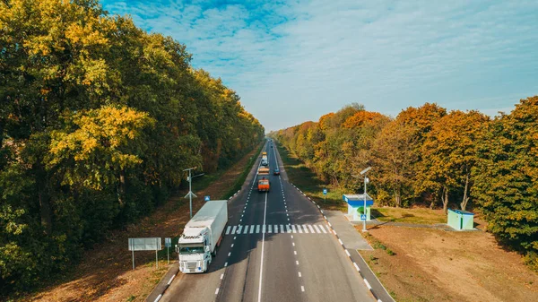 Ukrayna'da yeni yolun havadan görünümü. Sonbahar. Yol işaretleme.