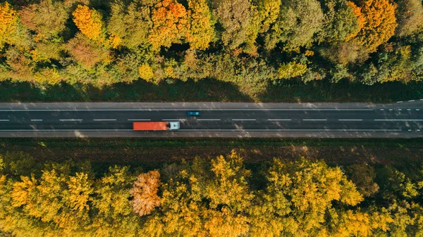 Ukrayna'da yeni yolun havadan görünümü. Sonbahar. Yol işaretleme.