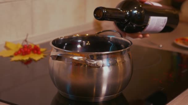 グリュー ワインを料理します ワインのボトル — ストック動画
