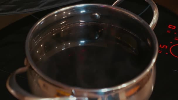 在家煮美酒 — 图库视频影像